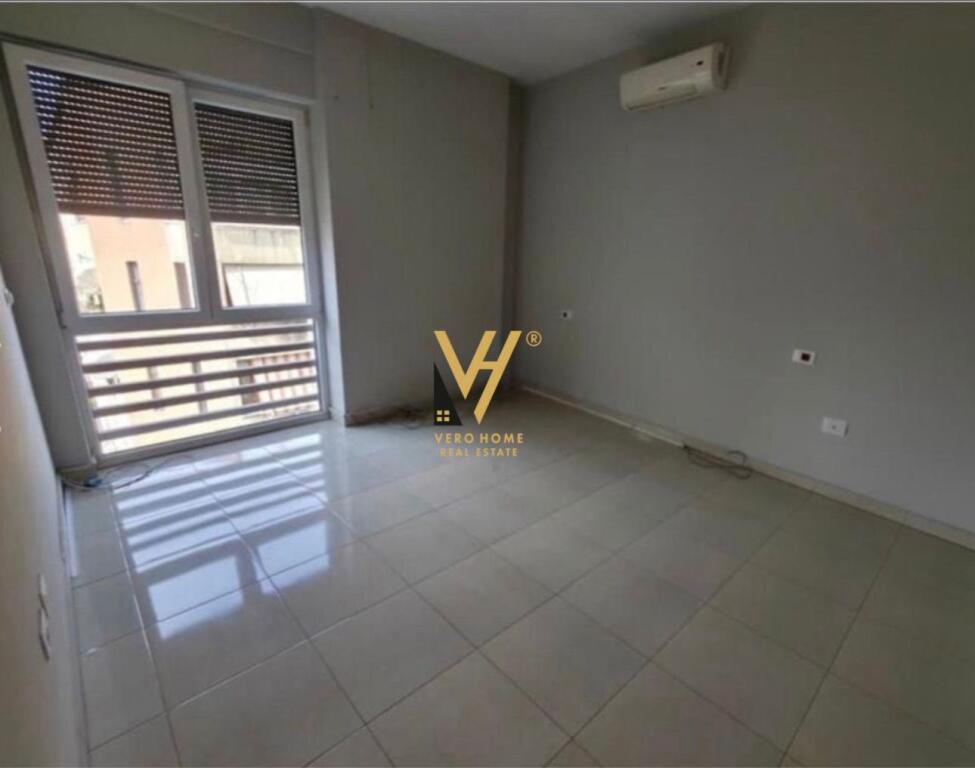 JEPET ZYRË 120 M2 ME QIRA RRUGA E BOGDANEVE 1.100 EURO