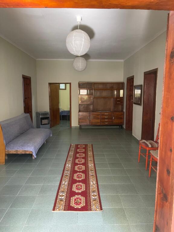 🏡Jepet shtepi private me qera ne Astir.  🔹️Organizohet ne: 🔸️2 dhoma gjumi 🔹️kuzhine 🔸️dhome ndenje 🔹️banjo 🔸️ballkon 🔹️oborr per parkim🔹️Adresa:Rruga Fejzi Hizmo,Unaze e Re,perballe hotel Marinaj!