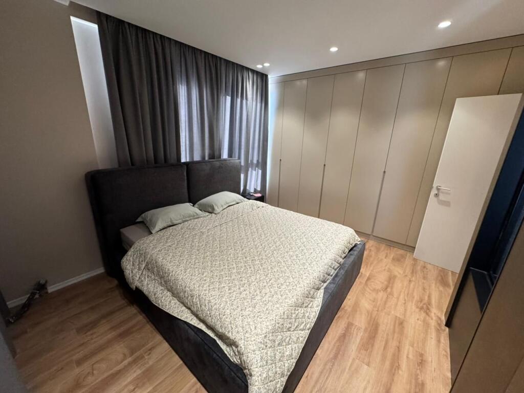 Jepet me qera Apartament 2+1+2  Adresa : Jordan Misja  I mobiluar dhe pabanuar me pare  Kati 6  Siperfaqe 100 m2Cmimi 900€ ne muaj me parkim