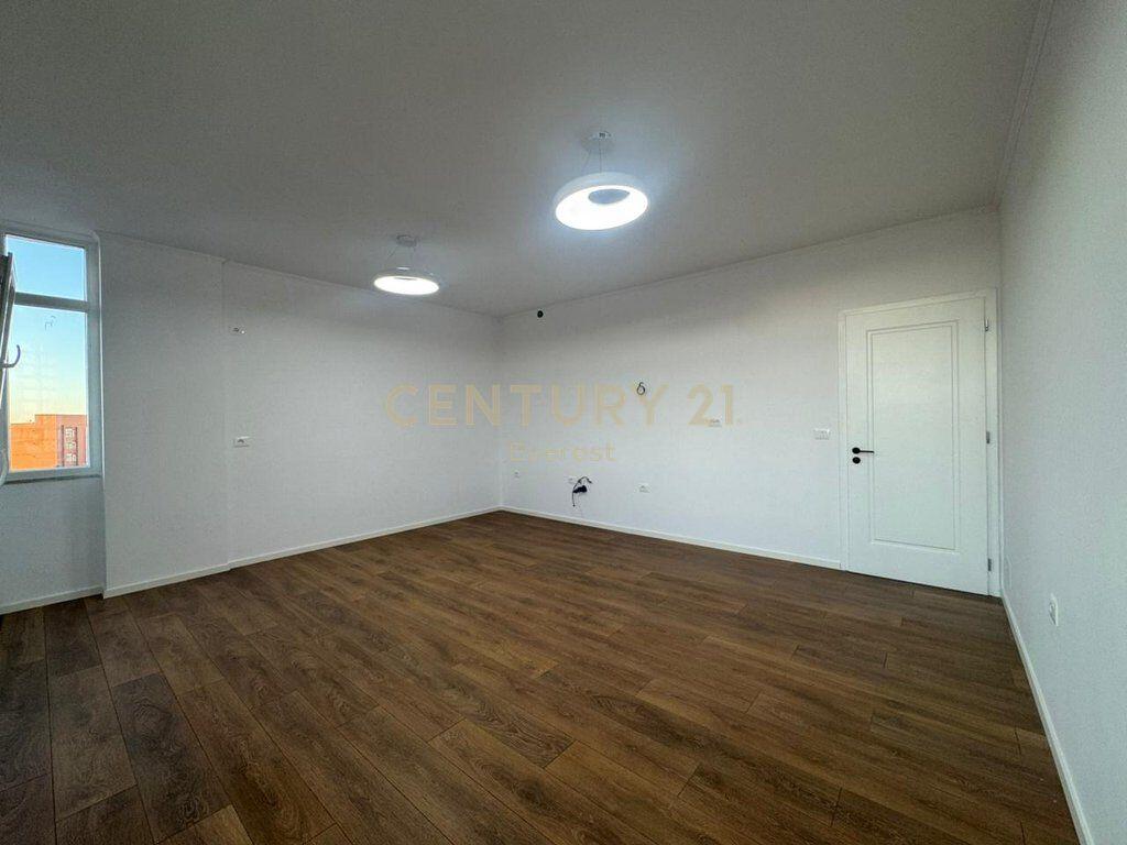 Appartamento 2+1+2 🏡 nella zona di Mine Peza, Tirana