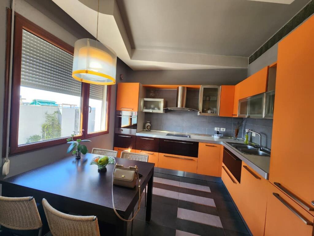 Ofrohet apartament 3+1+ studio per Qira te Kompleksi Halili, Rruga Dibres