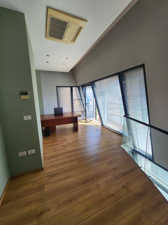 Ofrohet apartament 3+1+ studio per Qira te Kompleksi Halili, Rruga Dibres
