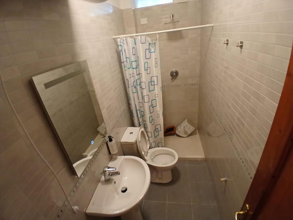 Jepet me qera apartamenti 2+1 ,Te Medreseja e tiranes , RRuga Riza Cerova  Cmimi:  500 mije leke
