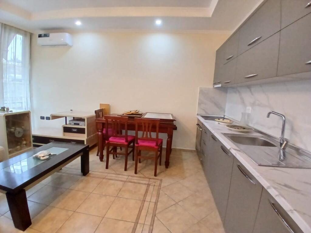 Jepet me qera apartamenti 2+1 ,Te Medreseja e tiranes , RRuga Riza Cerova  Cmimi:  500 mije leke