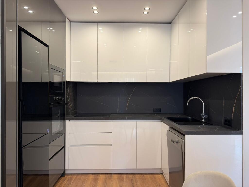 APARTAMENT ME QIRA 2+1+2 – PAZARI I RI