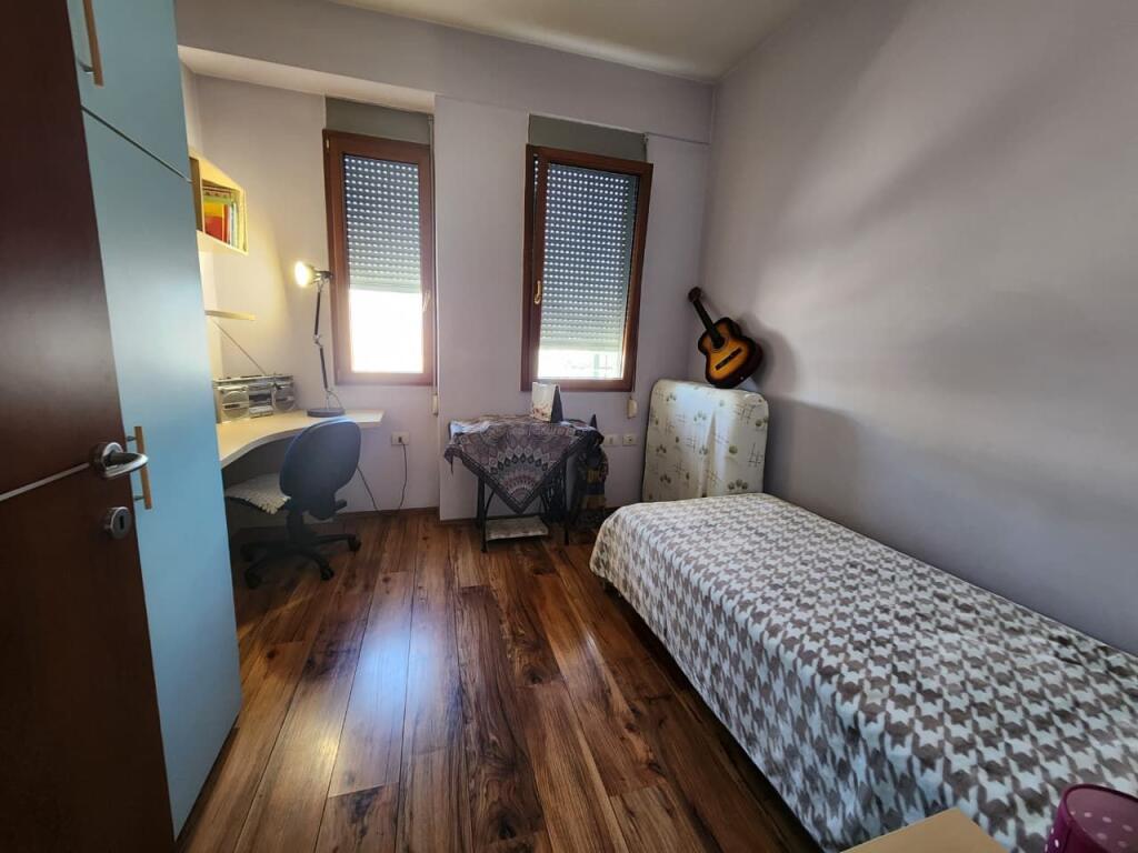 Ofrohet apartament 3+1+ studio per Qira te Kompleksi Halili, Rruga Dibres