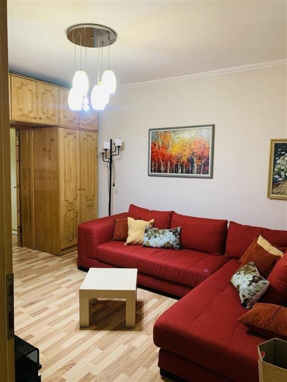 Jepet apartament me qira 2+1 buze Rruges Fortuzi!
