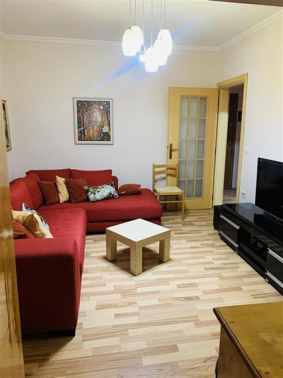 Jepet apartament me qira 2+1 buze Rruges Fortuzi!
