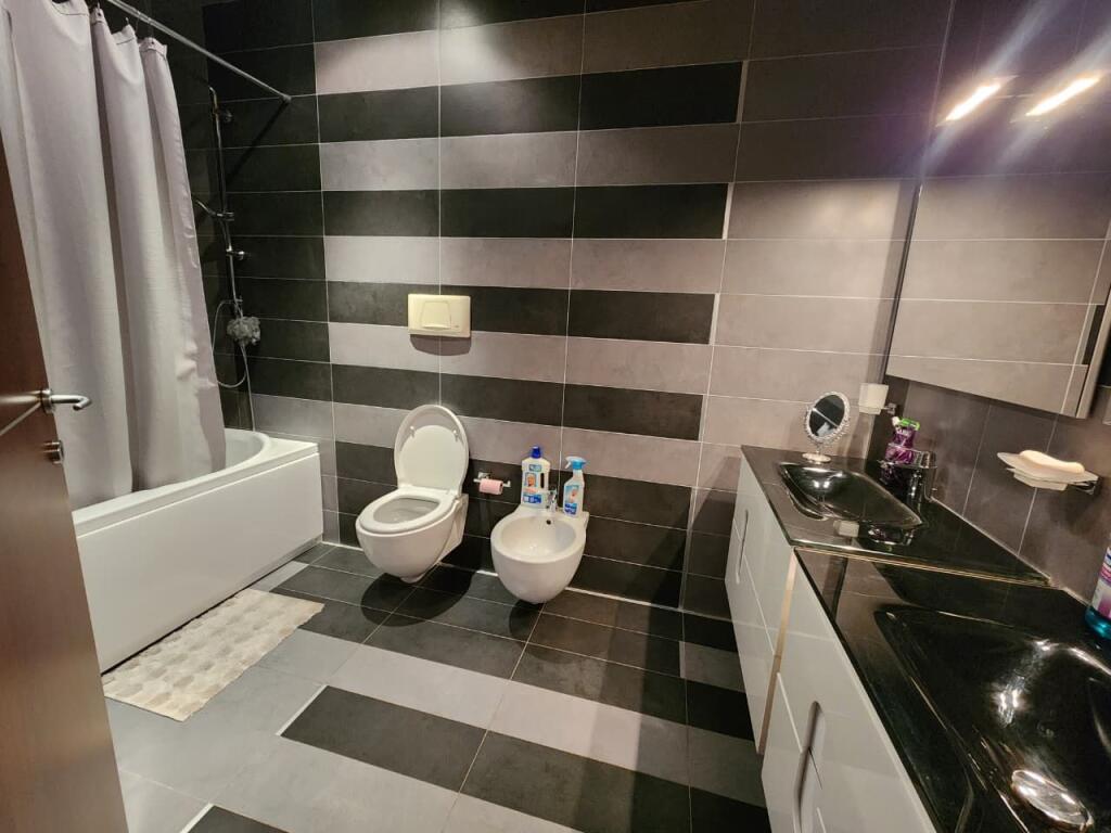 Ofrohet apartament 3+1+ studio per Qira te Kompleksi Halili, Rruga Dibres