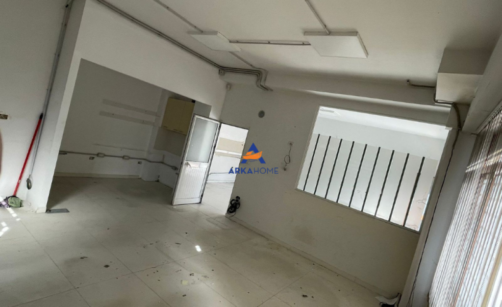 LOCALE COMMERCIALE IN AFFITTO 65 M2 "VIA FERIT STERMASI, VICINO A 9 PIANI CENTRO" 700 EURO