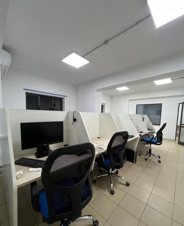 Zyrë me hapësirë të bollshme pranë Pazarit të Ri – 107 m²