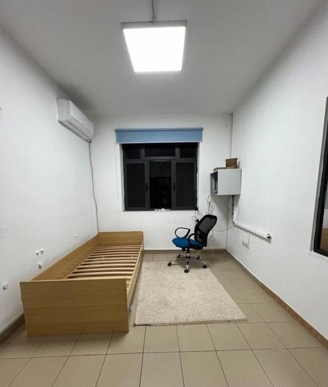 Zyrë me hapësirë të bollshme pranë Pazarit të Ri – 107 m²