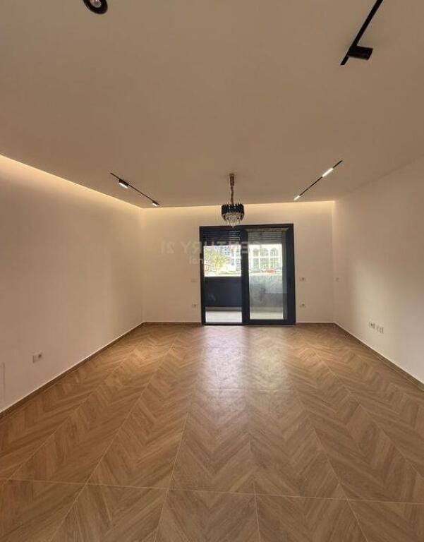 Jepen 2 ambjente per zyra ne Rezidencen Oasis ne Astir.