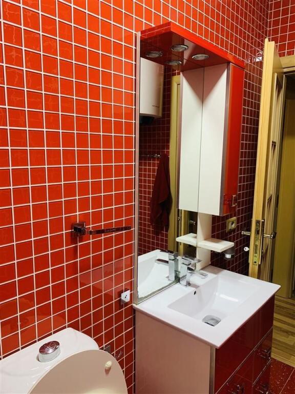 Jepet apartament me qira 2+1 buze Rruges Fortuzi!

