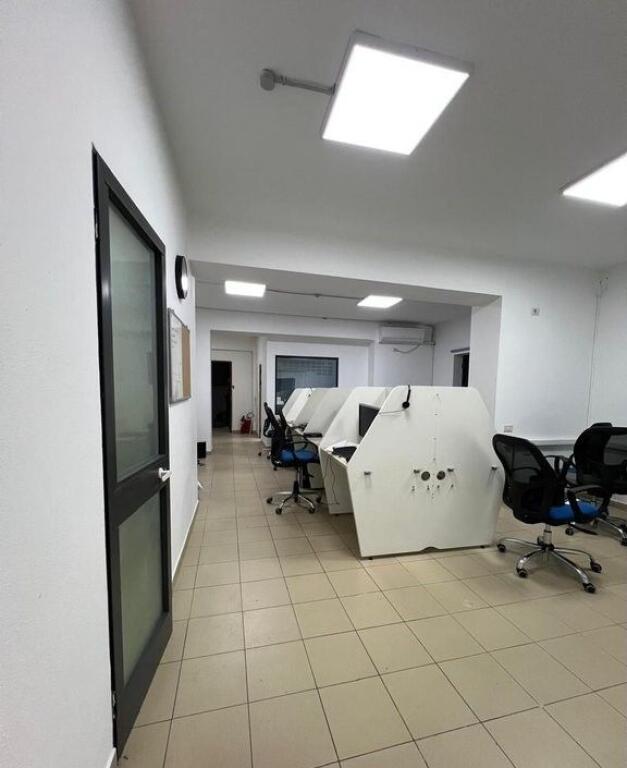 Zyrë me hapësirë të bollshme pranë Pazarit të Ri – 107 m²