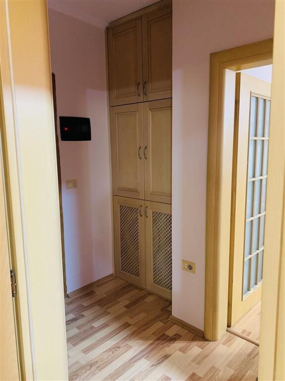 Jepet apartament me qira 2+1 buze Rruges Fortuzi!
