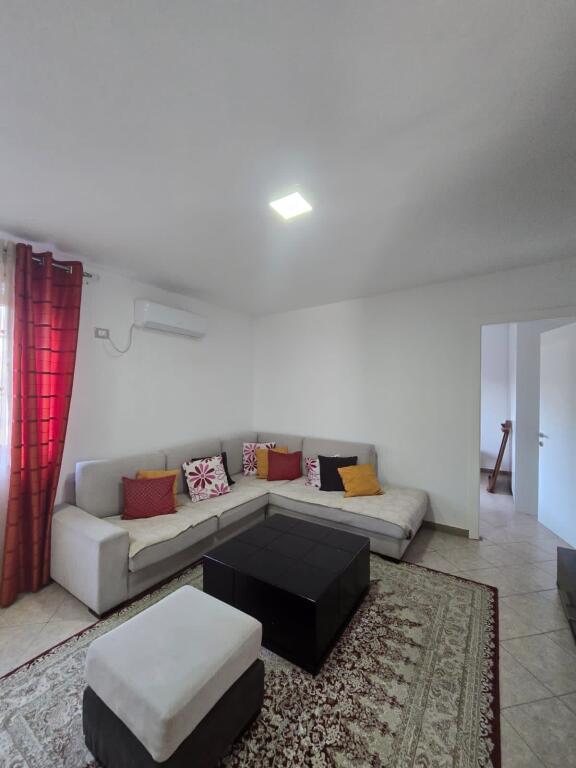 Apartament 2+1 me qira tek Komuna e Parisit!