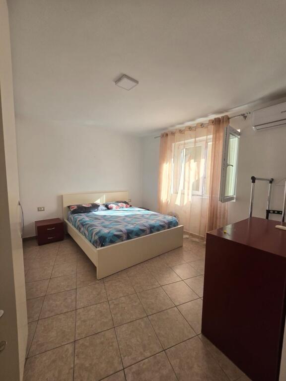Apartament 2+1 me qira tek Komuna e Parisit!