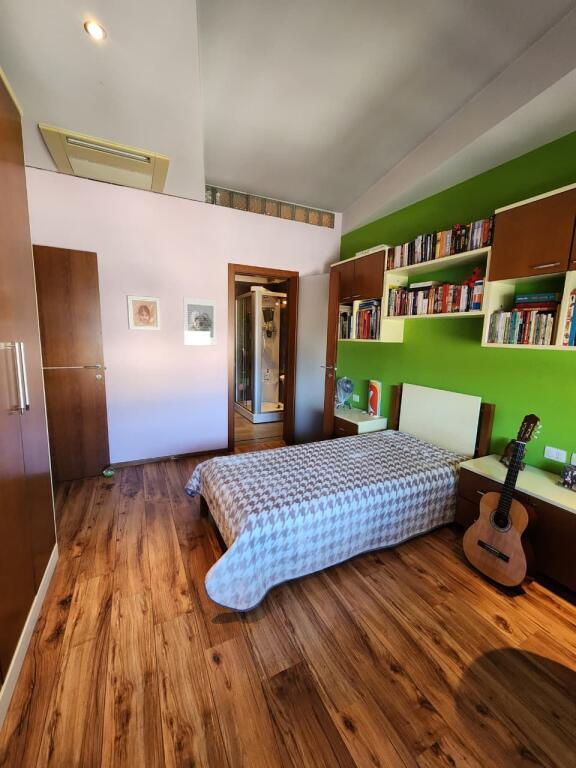 Ofrohet apartament 3+1+ studio per Qira te Kompleksi Halili, Rruga Dibres