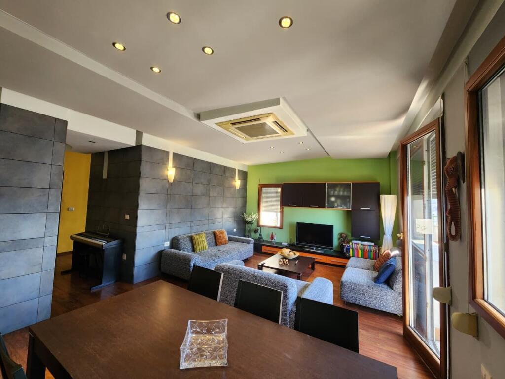 Ofrohet apartament 3+1+ studio per Qira te Kompleksi Halili, Rruga Dibres