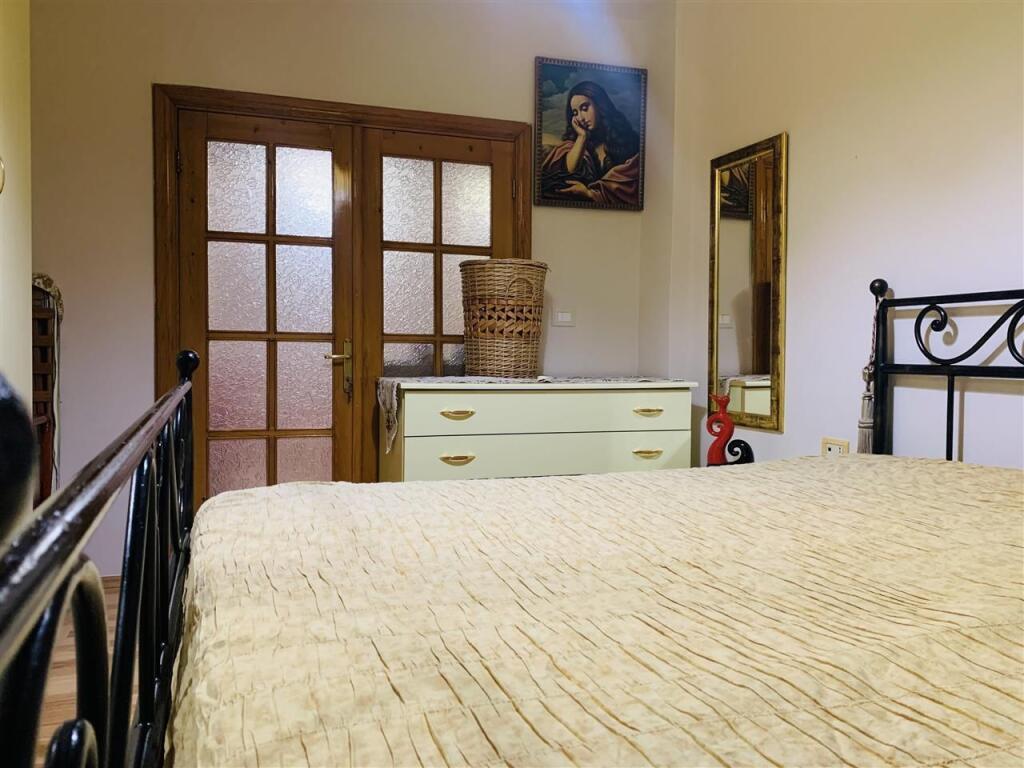 Jepet apartament me qira 2+1 buze Rruges Fortuzi!
