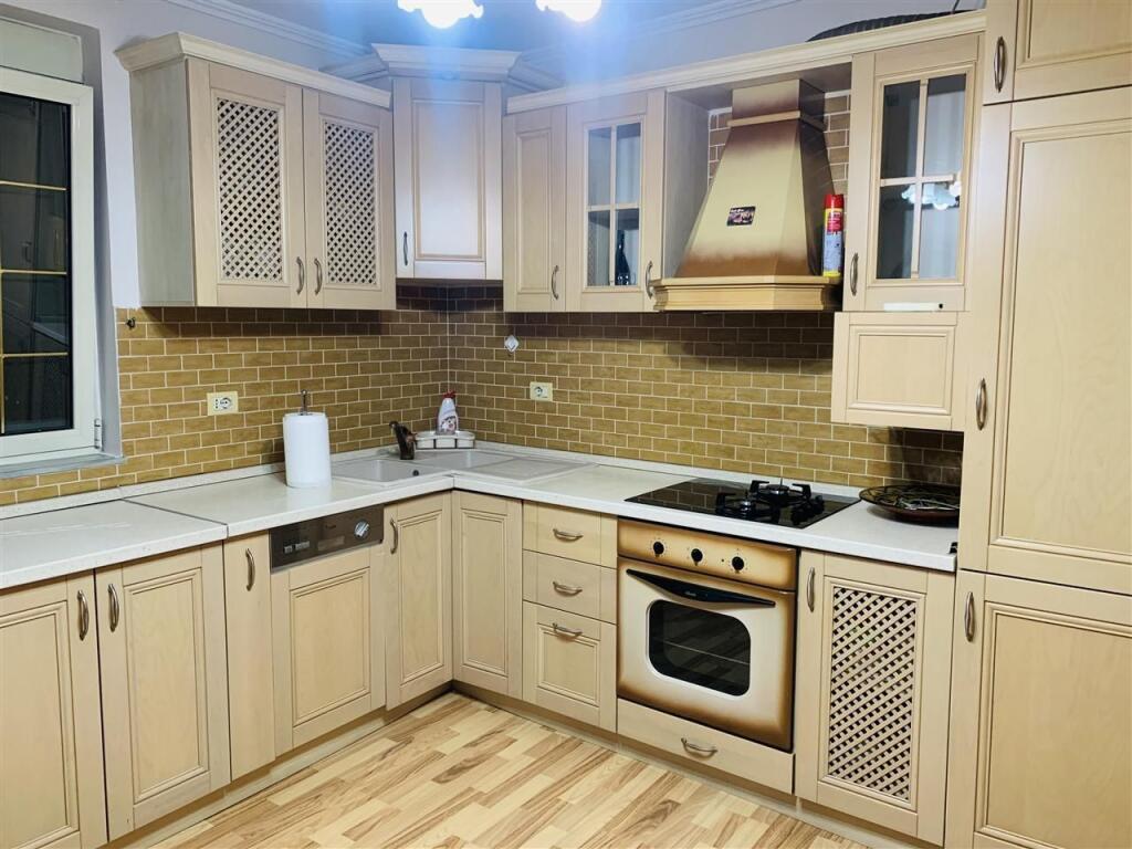 Jepet apartament me qira 2+1 buze Rruges Fortuzi!
