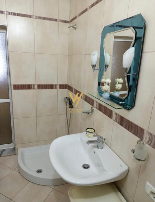 JEPET APARTAMENT 3+1+BLK ME QERA TE 21 DHJETORI 550 EURO