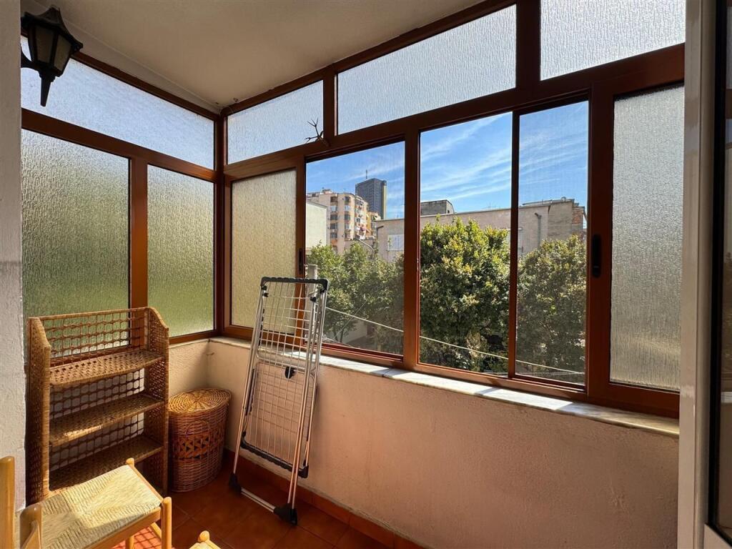 Jepet apartament me qira 2+1 buze Rruges Fortuzi!
