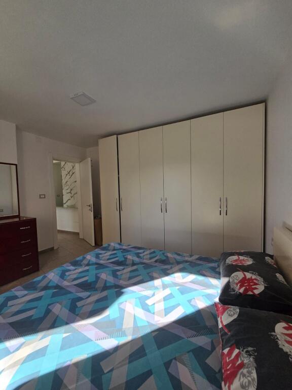Apartament 2+1 me qira tek Komuna e Parisit!