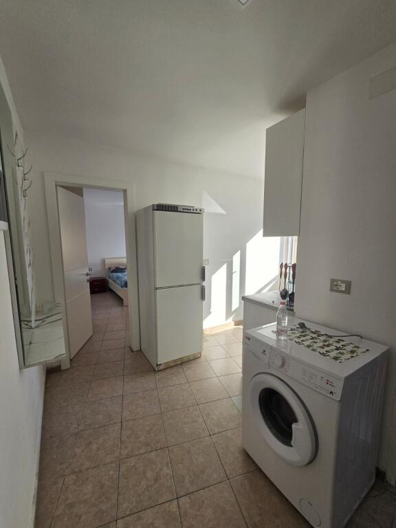 Apartament 2+1 me qira tek Komuna e Parisit!