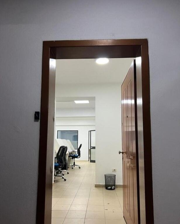 Zyrë me hapësirë të bollshme pranë Pazarit të Ri – 107 m²