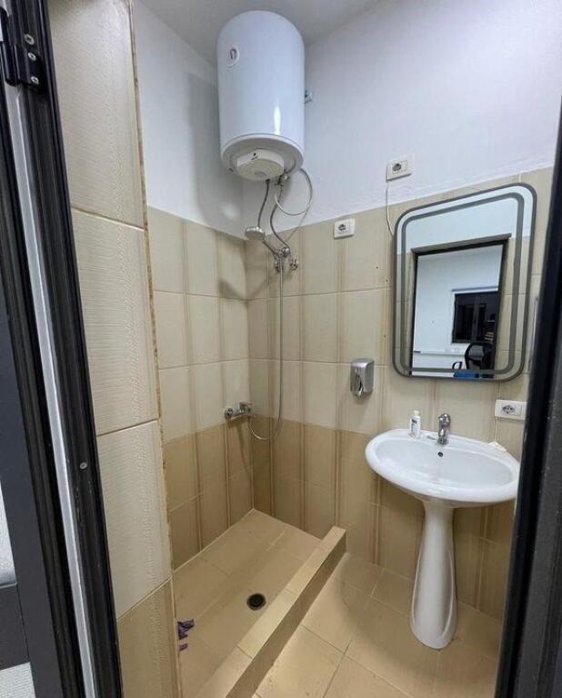 Zyrë me hapësirë të bollshme pranë Pazarit të Ri – 107 m²