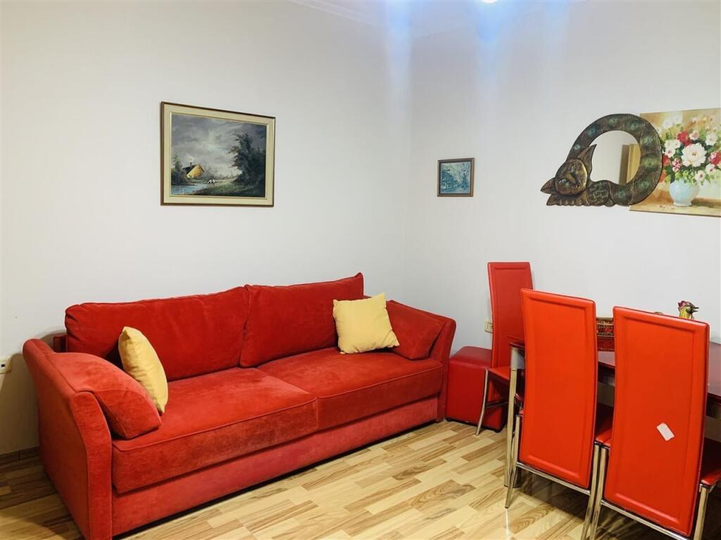 Jepet apartament me qira 2+1 buze Rruges Fortuzi!
