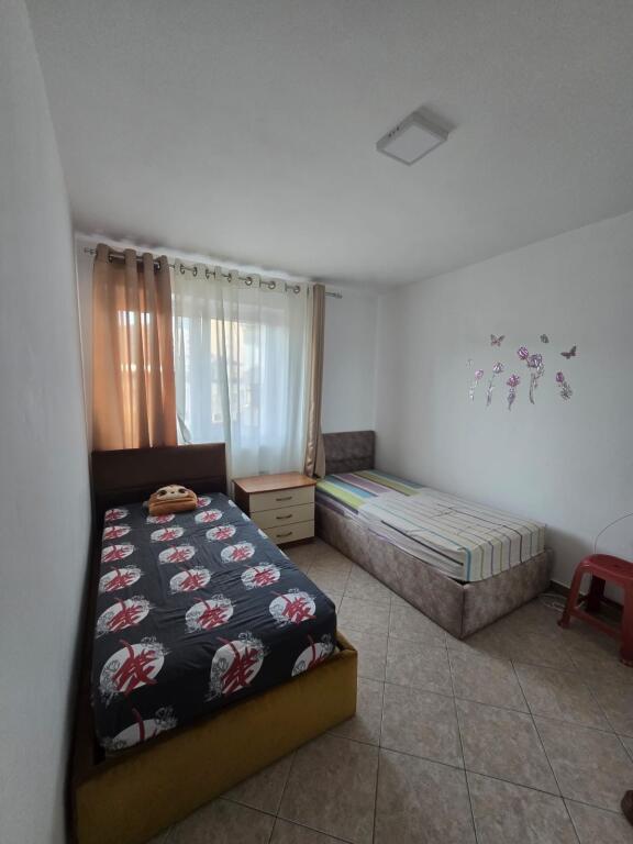 Apartament 2+1 me qira tek Komuna e Parisit!