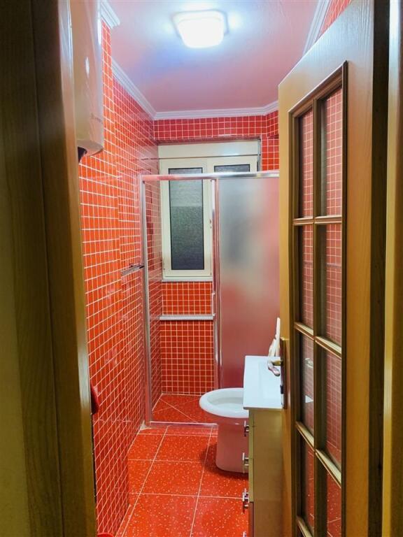 Jepet apartament me qira 2+1 buze Rruges Fortuzi!
