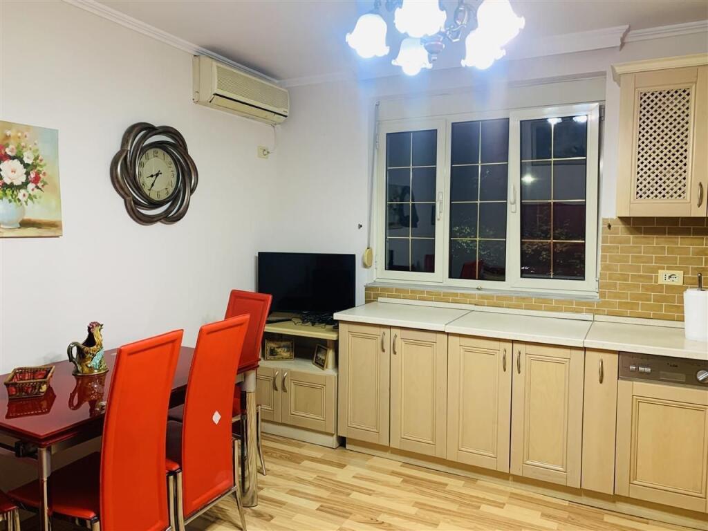 Jepet apartament me qira 2+1 buze Rruges Fortuzi!
