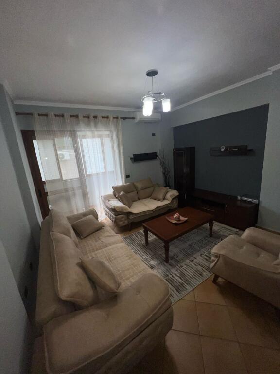 Komuna e Parisit, jepet me qera apartament 3+1!
