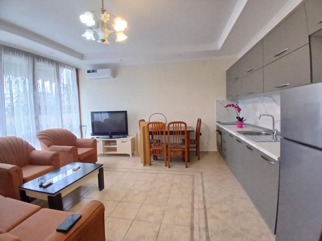 Jepet me qera apartamenti 2+1 ,Te Medreseja e tiranes , RRuga Riza Cerova  Cmimi:  500 mije leke