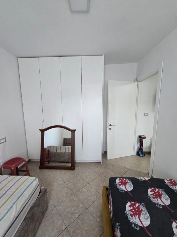 Apartament 2+1 me qira tek Komuna e Parisit!