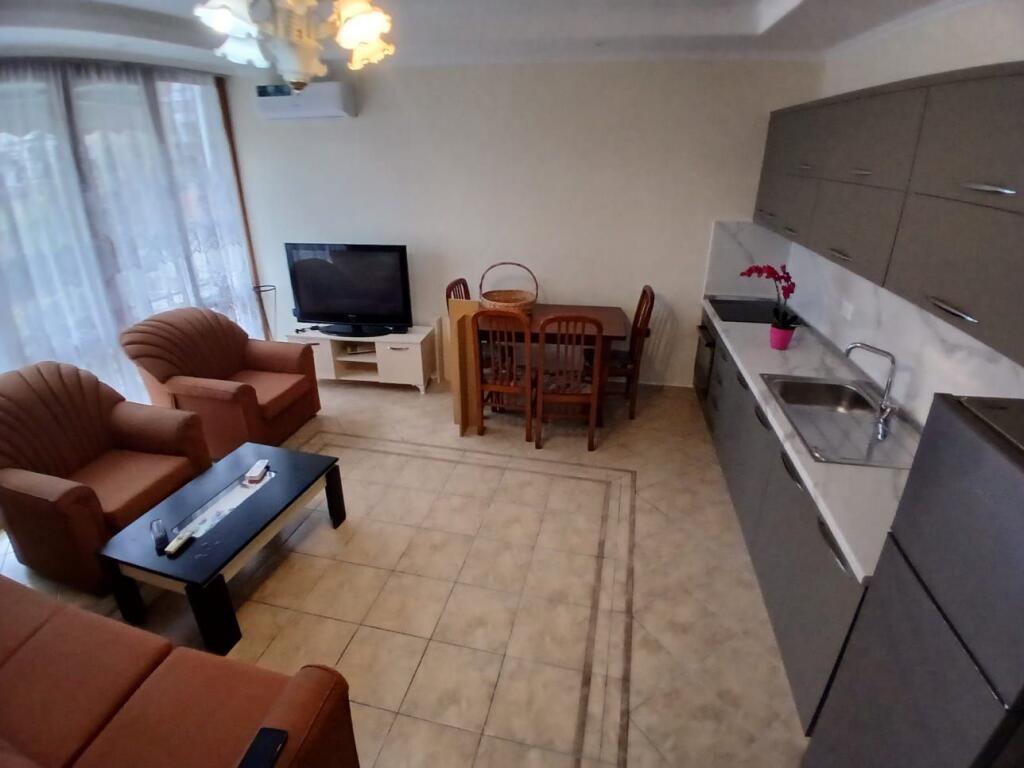 Jepet me qera apartamenti 2+1 ,Te Medreseja e tiranes , RRuga Riza Cerova  Cmimi:  500 mije leke