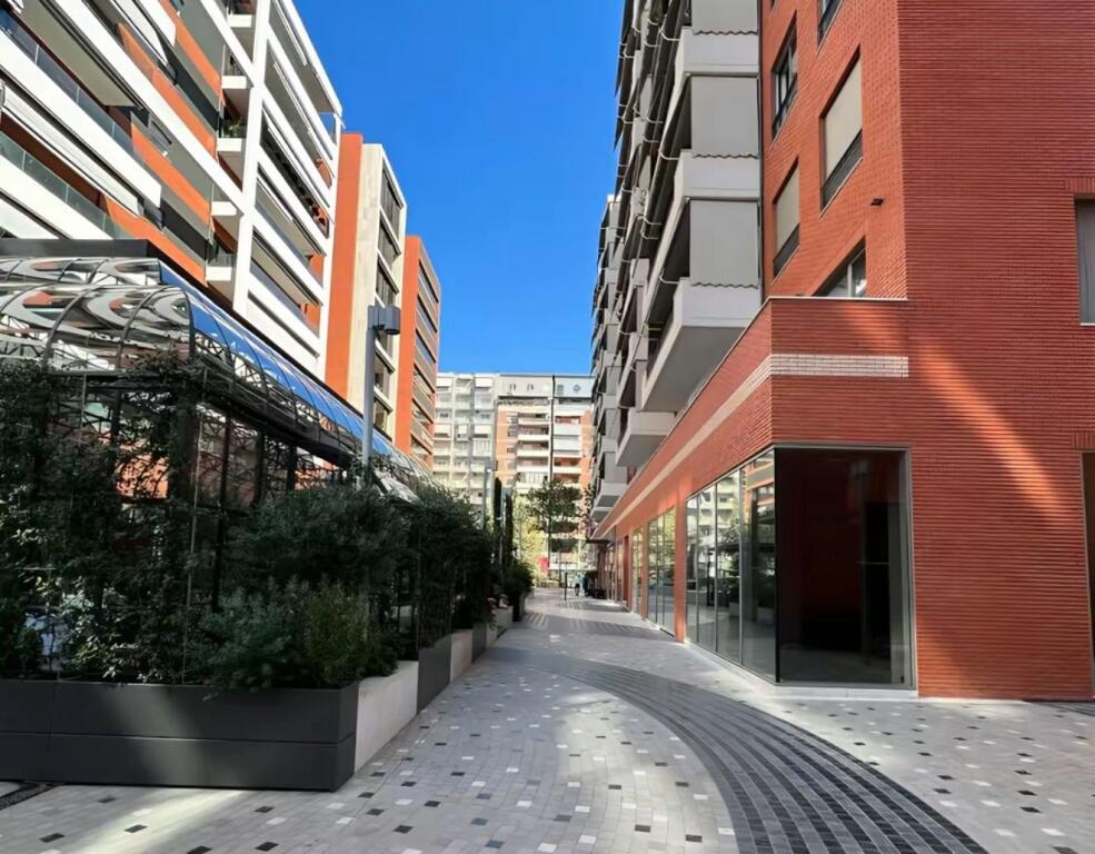 🏢 Commercial Shop for Rent in Delijorgji Complex, Kavaja Street!