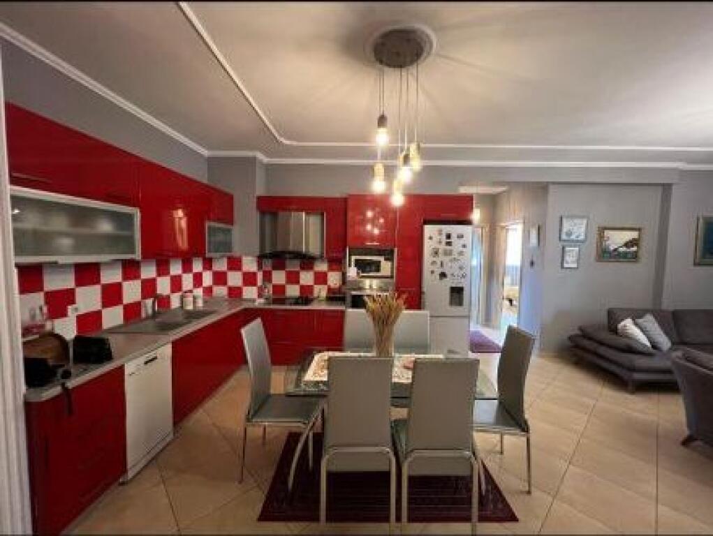 Jepet me qera apartament 2+1 tek Kodra Diellit 600€!