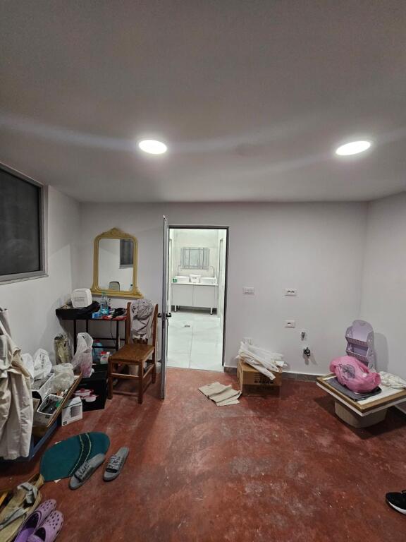 Magazine 450 m2, Jordan Misja!