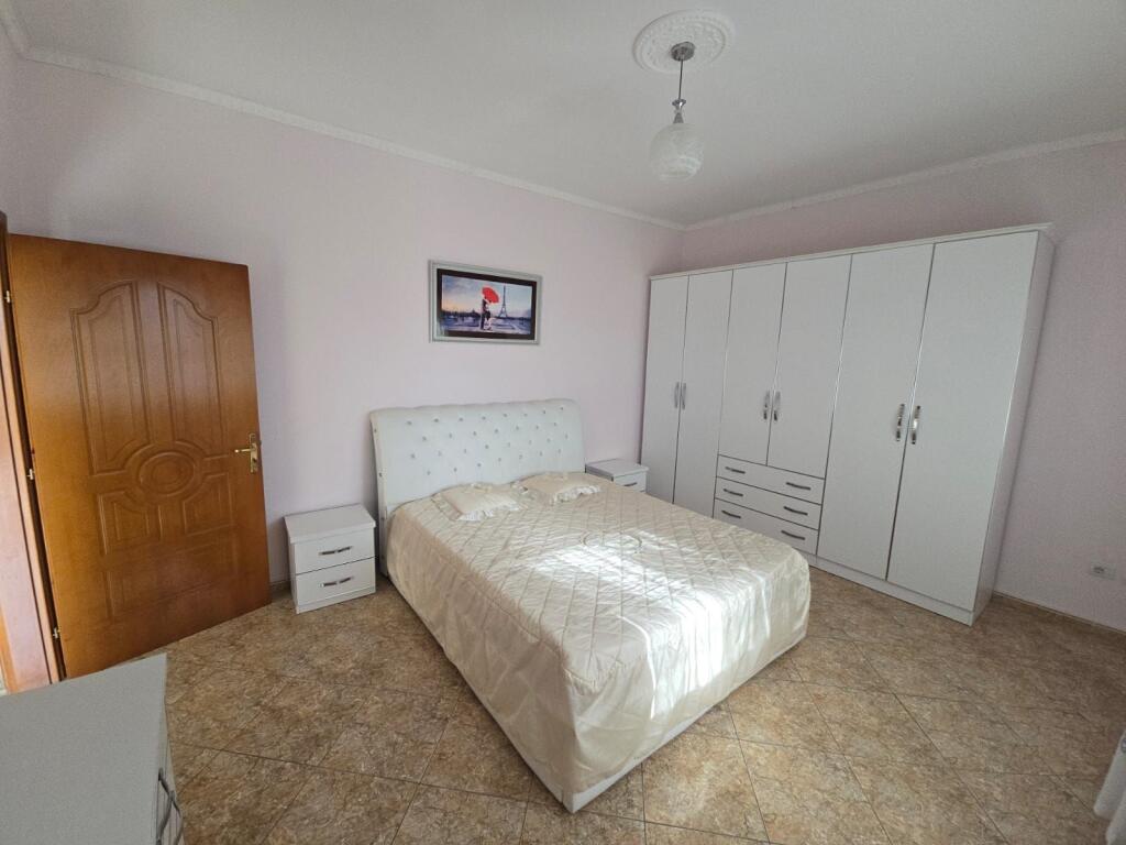 JEPET ME QERA KATI TRETE 2+1+2 I NJE VILE PRIVATE NE RRASHBULL DURRES