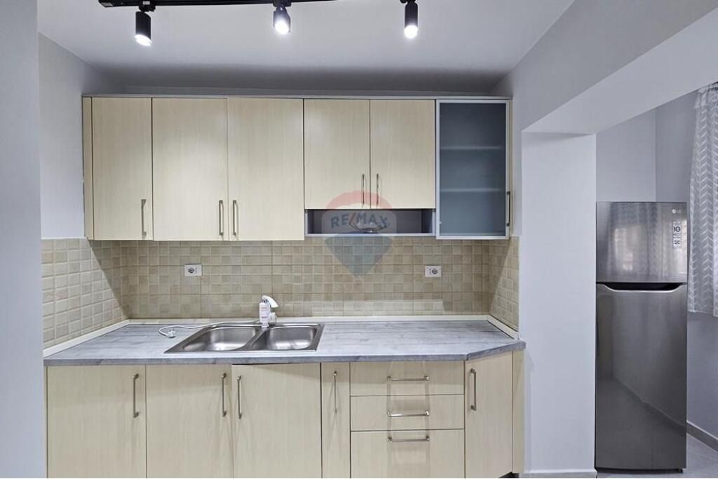 Te shkolla baletit 1+1 me qira 500 eur