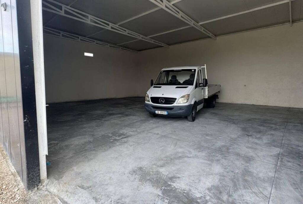 WAREHOUSE FOR RENT 350 M2 KAMEZ 100,000 LEKE