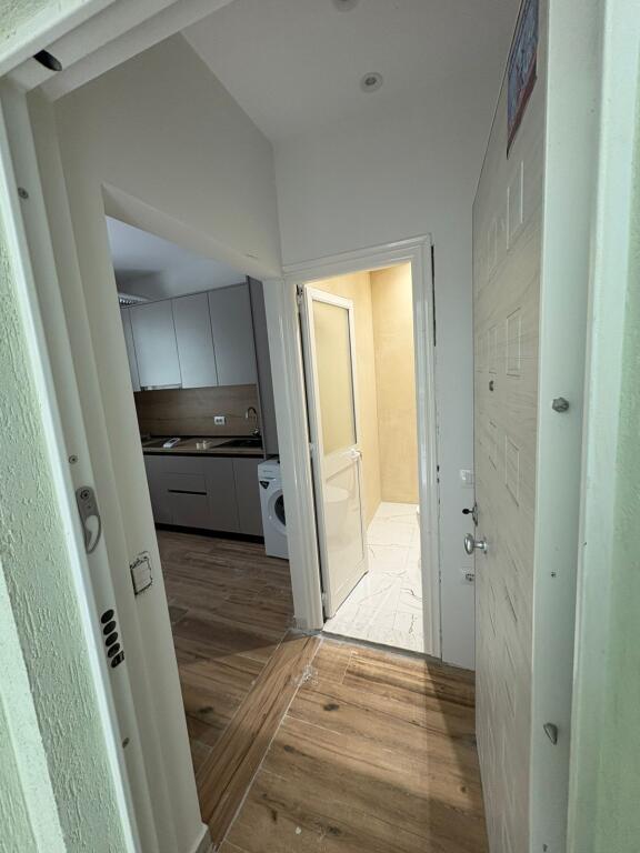 Gazoniere 30 m2,e mobiluar ,rr peti liqenii thate 400euro perfshire drita,uje,wifi