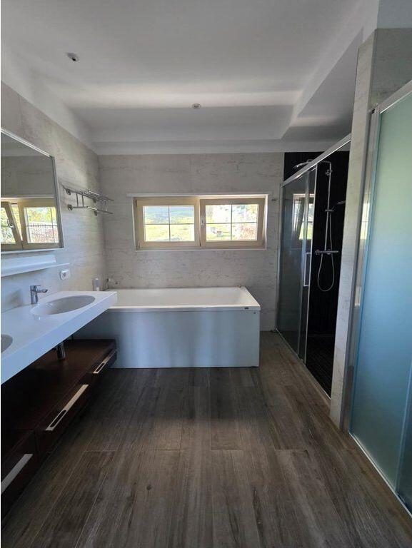 In vendita, Villa su 3 piani, Lunder, Tirana.