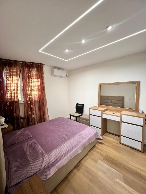 Jepet  me qera apartamenti 2+1 te Ish Fusha e Aviacionit 65.000 Leke(bruto)
