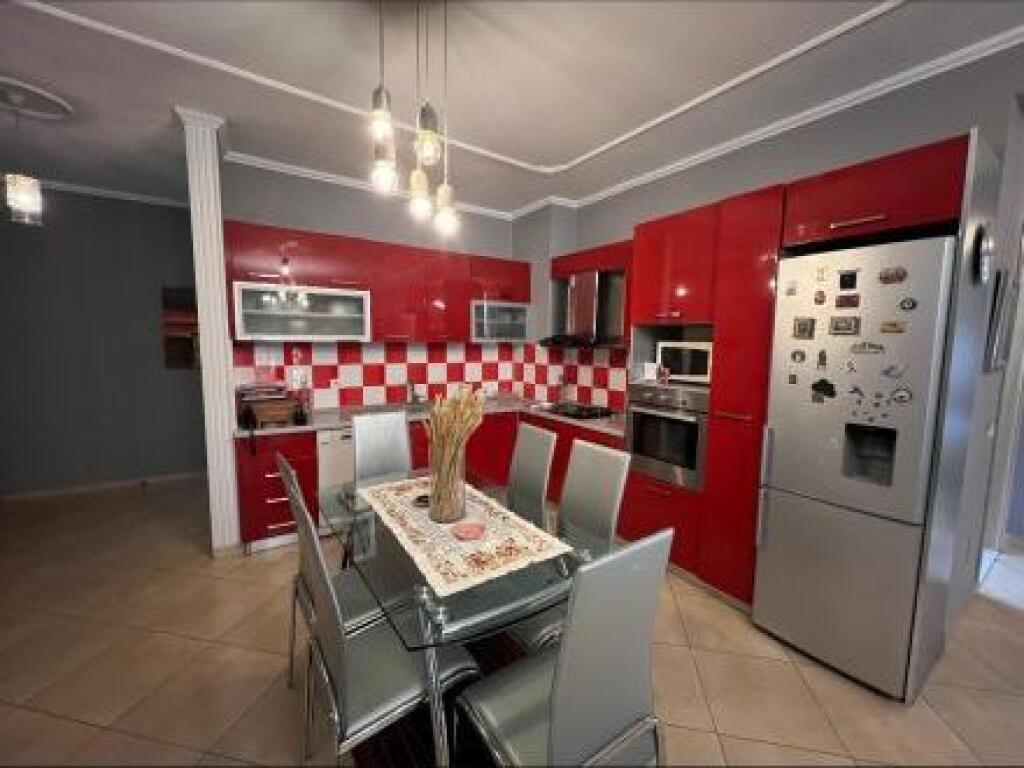 Jepet me qera apartament 2+1 tek Kodra Diellit 600€!